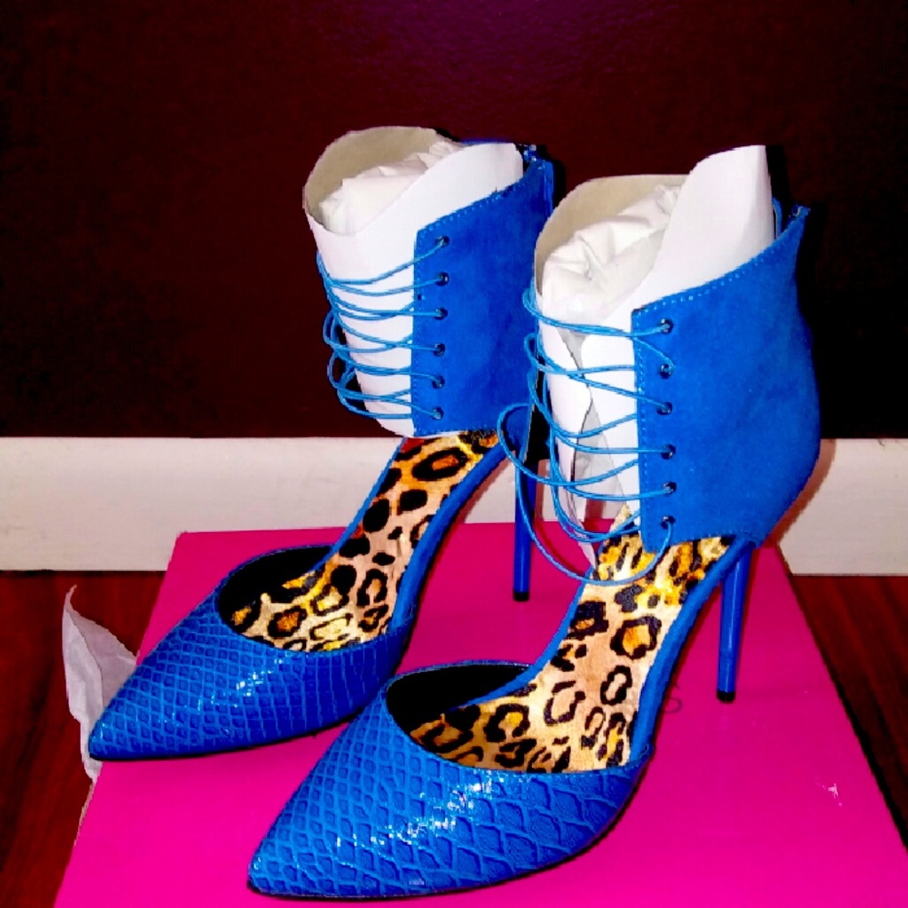 Beautiful Blue never worn size 6 heels